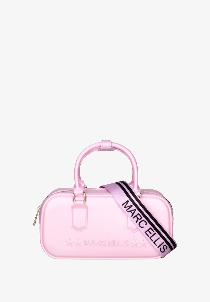 Sac à main rose, brillant, avec double anses, fermeture éclair et une bandoulière amovible avec des rayures noires et roses. Logo embossé à l'avant.