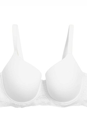 Witte bh met gladde, gevormde cups en delicate kantafwerking langs de band. Beschikt over verstelbare bandjes en een haak-en-oogsluiting aan de achterkant.