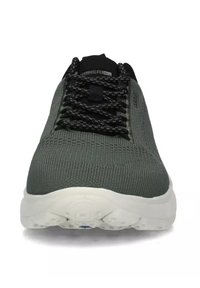 Scarpa sportiva grigia in maglia con lacci neri, tomaia testurizzata, logo prominente e suola bianca a contrasto. Punta arrotondata e design flessibile.