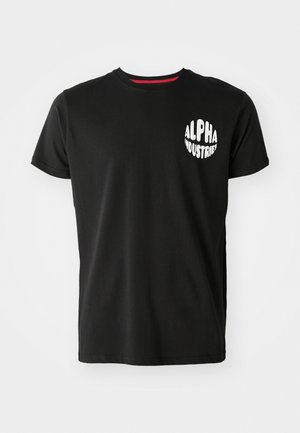 Zwarte katoenen t-shirt met een ronde witte "ALPHA INDUSTRIES" logo op de linker borst, korte mouwen en een ronde hals.