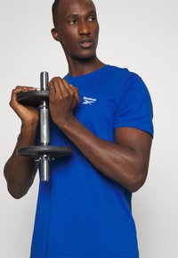 Reebok IDENTITY SMALL LOGO TEE - Pamata T-krekls - vector blue