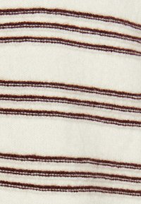 Maglione lavorato a maglia con strisce alternate in crema e marrone scuro. Tessuto morbido con una consistenza leggera e traspirante.