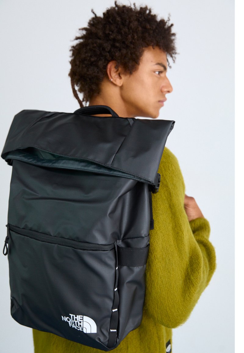 the-north-face-base-camp-voyager-rolltop-unisex-rucksack-black