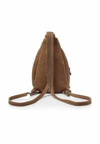 Bruine suede rugzak met een driehoekige vorm, voorzien van een centrale rits, verstelbare schouderbanden en elegante metalen hardware-accenten.