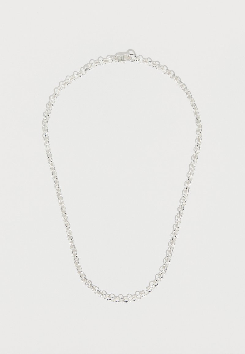 Collier en chaîne métallique argentée, maillons ovales, texture lisse, avec une fermeture simple à clip. Forme uniforme, design léger.