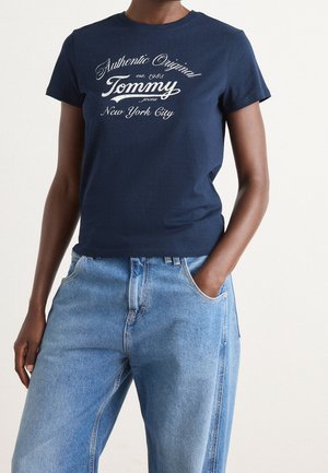 Marineblauw katoenen T-shirt met een ronde hals en korte mouwen, met witte tekst: "Authentic Original Tommy Jeans New York City."