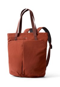 Sac à dos cabas de couleur rouille avec bretelles doubles et poignées supérieures, doté de poches avant et du logo « bellroy » sur un tissu lisse.