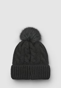 Berretto a maglia nera con motivo a treccia, dotato di orlo a coste e pompon in pelliccia sintetica sulla parte superiore. Tessuto morbido e texturizzato.