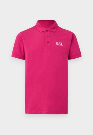 Lyserosa kortermet poloshirt med tre knapper og hvit EA7 Emporio Armani-logo på venstre bryst.