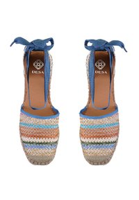 Geweven espadrille schoenen in meerkleurige strepen met een blauwe stoffen strik, met een beige zool en een bruine binnenvoering.