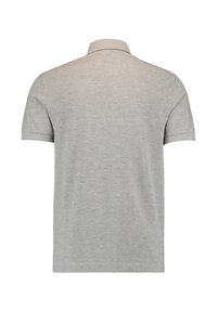 Polo à manches courtes gris vu de dos, avec un col et des poignets côtelés sur un fond blanc.