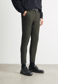 Les Deux COMO PANTS SEASONAL - Chino hlače - deep forest/charcoal