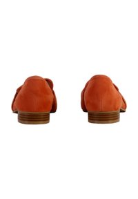 Mocassini in suede arancione con tacco basso in legno, caratterizzati da una texture liscia e una forma rotonda classica, visti da dietro.
