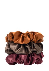 Set van drie satijnen scrunchies in rijke kleuren: koper, donkerbruin en bordeauxrood. Zacht, textuurachtig materiaal met gegolfde randen voor een stevige grip.