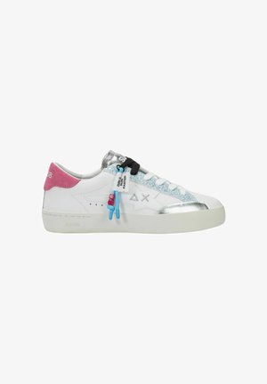 Sneaker bianca basse con tacco rosa, dettagli glitter argento e blu, lacci neri e bianchi e charm con la scritta "Girls Run Faster" sul lato.