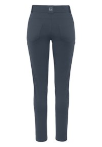 Námornícke modré slim-fit nohavice vyrobené z elastického materiálu s hladkou textúrou, so svojimi dvoma zadnými vreckami a pásom s logom.