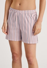 Pantaloni corti a righe rosa e bianchi con una cintura elastica, caratterizzati da sottili righe blu navy. Realizzati in tessuto morbido, di lunghezza al ginocchio e con una vestibilità comoda.