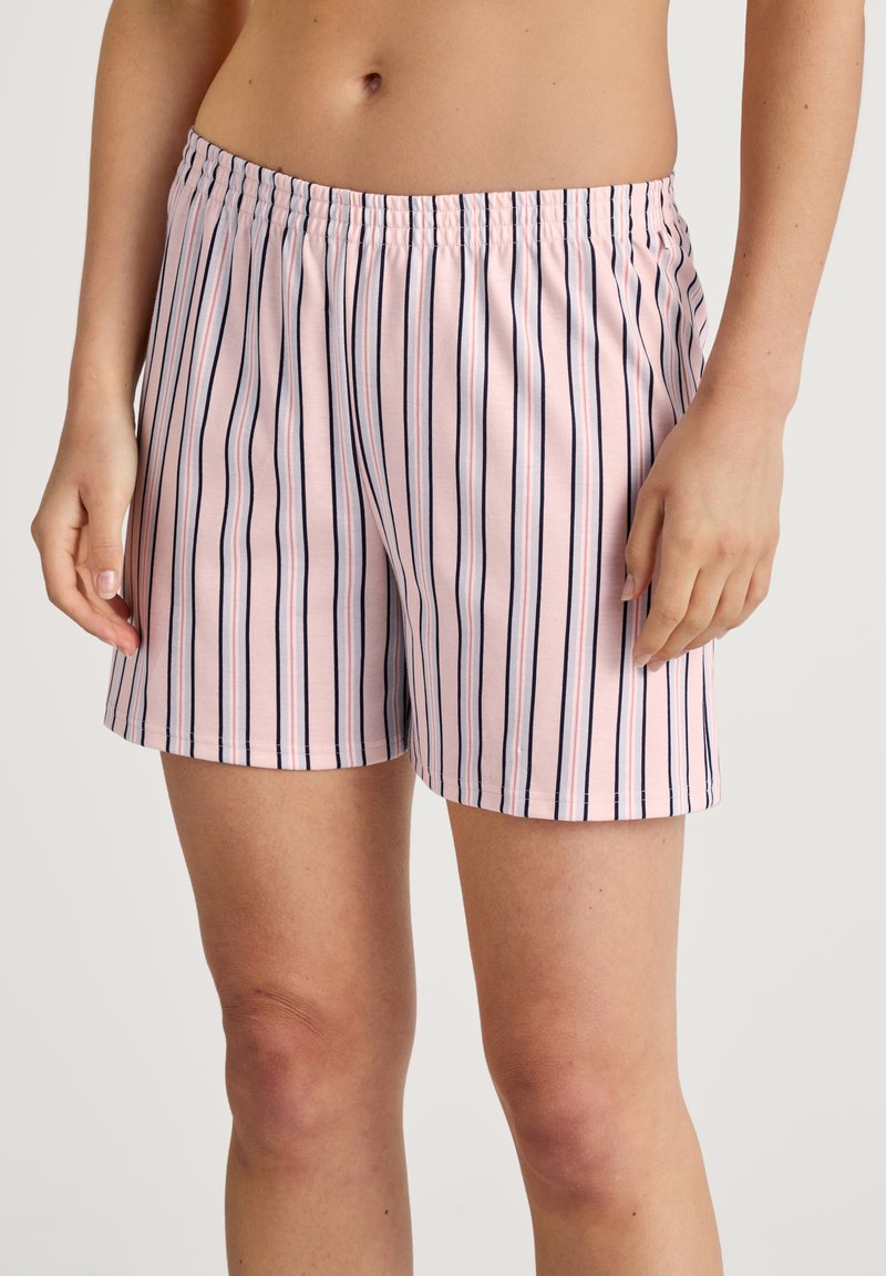 Pantaloni corti a righe rosa e bianchi con una cintura elastica, caratterizzati da sottili righe blu navy. Realizzati in tessuto morbido, di lunghezza al ginocchio e con una vestibilità comoda.