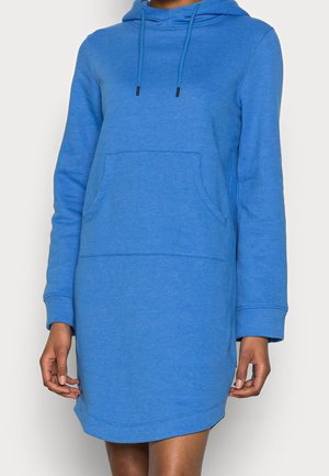 Blauwe hoodie-jurk met lange mouwen, een voorzak en capuchon met trekkoord, gedragen door een persoon met een medium-donkere huidskleur.