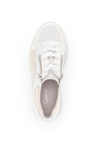 Weiße Leder-Sneaker mit seitlichen Reißverschlüssen, strukturierten Akzenten, runder Zehenpartie und weißen Schnürsenkeln. Mit Markenlogo auf der Innensohle.