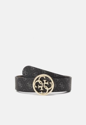 Ceinture en cuir noir avec motif de logo répété et grande boucle ronde en or avec des lettres entrelacées.
