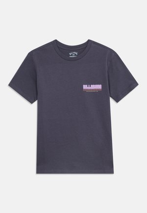 Tamnosiva majica kratkih rukava s malim ružičasto-narančastim logotipom "Billabong" na gornjem lijevom dijelu prsa.