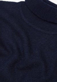 Maglione a collo alto di colore blu navy realizzato in morbido tessuto a maglia, con colletto a coste e texture liscia con leggere variazioni di tonalità.