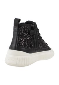 Zapatillas altas negras con un acabado brillante, que presentan un panel de cuero suave y una suela de goma blanca. Cierre con cremallera en el lateral.