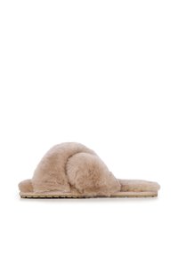 Pantofole beige morbide, senza lacci, con un design superiore spesso e annodato e una suola piatta e testurizzata. Materiale morbido simile alla lana.