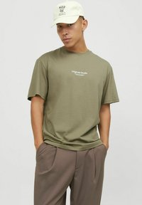 Jack & Jones JORVESTERBRO CREW NECK - Trükipildiga T-särk - aloe