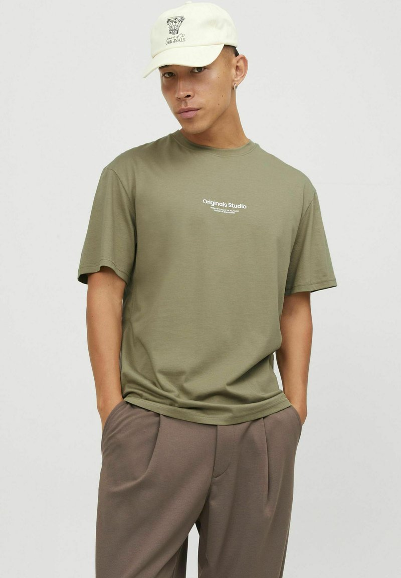 Jack & Jones JORVESTERBRO CREW NECK - Trükipildiga T-särk - aloe