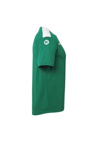Maillot vert à manches courtes avec des accents blancs sur les épaules, fabriqué en tissu lisse. Présente un logo sur la manche gauche.