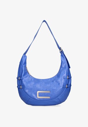 Sac à épaule en cuir bleu avec une texture lisse, une forme courbée, des accents en métal argenté et un logo métallique proéminent.