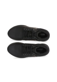 Czarne buty sportowe z gładką cholewką, okrągłym noskiem i kontrastującymi sznurowadłami. Posiadają wyściełany kołnierz i wewnętrzne logo.