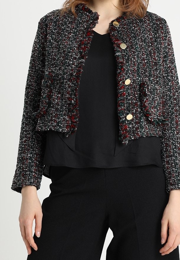 Krátká černá tvídová bunda s cropped designem, zdobená barevnými nitěmi, velkými zlatými knoflíky a třepenými okraji vpředu.