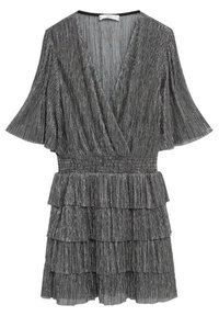 Robe métallique grise avec un col en V, des manches volantées et une jupe à volants superposés. Le tissu présente une texture plissée et une taille smockée.