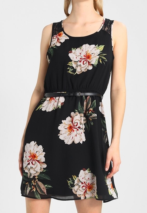 Schwarzes Kleid mit großem weißen und rosafarbenem Blumendruck, ärmelloses Design, elastischer Taillenbereich und einem dünnen Gürtel, mit Spitzenakzenten an den Schultern.