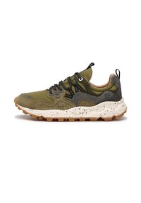 Groene en grijze sneaker met een gestructureerde bovenkant, zwarte veters en een gespikkelde crèmekleurige tussenzool. Voorzien van een rubberen loopzool voor grip en een trekhaak.