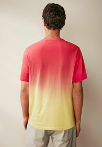 Next DIP DYE REGULAR FIT - Printtipaita - yellow orange