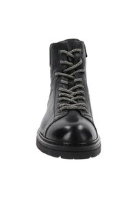 Bottines en cuir noir avec surface texturée, lacets gris, bout rond et semelle épaisse en caoutchouc noir. Présente une boucle à l'arrière pour un enfilage facile.