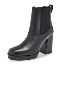 Botín de cuero negro con un tacón grueso, paneles laterales elásticos y un acabado suave, con punta redondeada y lengüeta en la parte posterior.