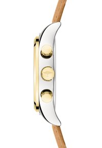 Uhr mit einem Gehäuse aus silbernem Edelstahl, goldenen Akzenten und einer glatten goldenen Krone. Braunes Lederarmband, schlankes Profil und minimalistisches Design.