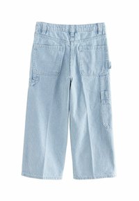 Pantalons cargo rayés bleu clair avec une coupe large. Comprend de grandes poches à l'arrière et sur les côtés, fabriqués en tissu coton.