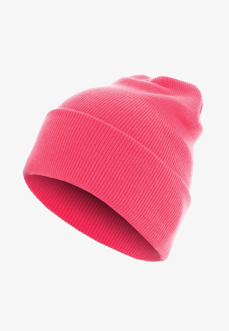 Svijetlo ružičasta pletena kapa s preklopom, prikazana izolirano na bijeloj pozadini.