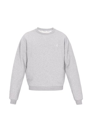 Grijze trui van zacht materiaal, met een ronde halslijn, lange mouwen en een klein ankerlogo op de borst. Verkort model.
