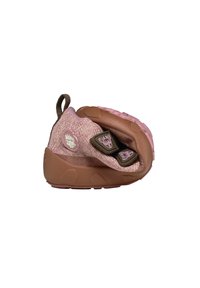 Zapatilla con un upper textil rosa y suela de goma marrón. Cuenta con una lengüeta, dos acentos de correas marrón oscuro y un patrón texturizado en la suela.