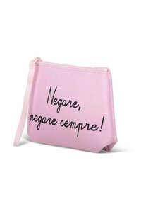 Pochette zippée rose en matériau lisse, avec un texte noir qui dit : "Negare, negare sempre !" sur le devant. Comprend une lanière pour le poignet.