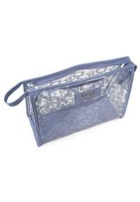 Bolsa de cosméticos transparente con un marco azul claro y patrones geométricos en azul marino. Cuenta con un cierre de cremallera y una asa lateral para facilitar el transporte.