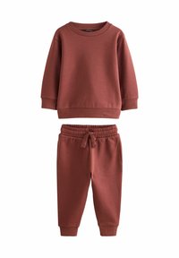 Rød bomulds sweatshirts og matchende joggers. Sweatshirten har en rund hals, ribbede manchetter; joggersne har en elastisk talje og tapered ben.