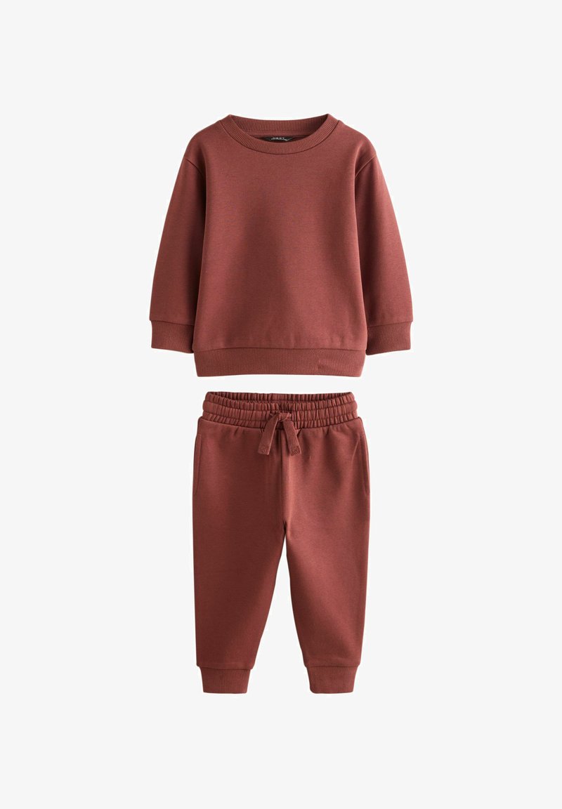 Rød bomulds sweatshirts og matchende joggers. Sweatshirten har en rund hals, ribbede manchetter; joggersne har en elastisk talje og tapered ben.